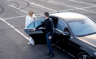 kobieta wsiadająca do samochodu