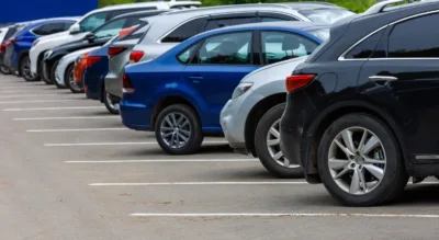samochody na parkingu